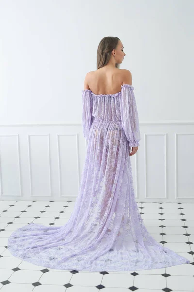 Moda Mujer Posando Vestido Púrpura —  Fotos de Stock