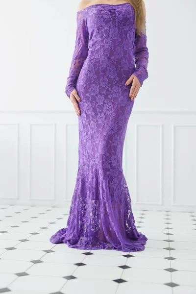 Мода Женщина Позирует Фиолетовом Платье — стоковое фото