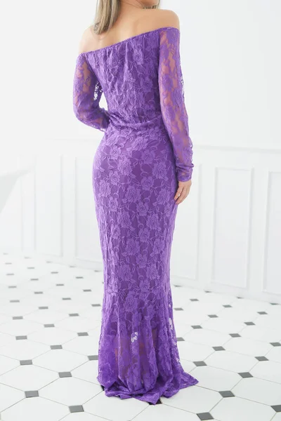 摆在紫色礼服的妇女 — 图库照片