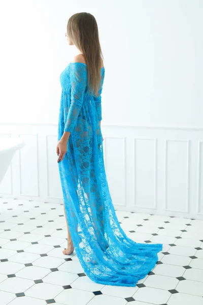 Moda Kobieta Pozowanie Niebieskiej Sukience — Zdjęcie stockowe