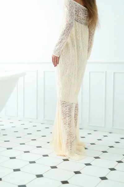 Mode Femme Posant Robe Jaune — Photo