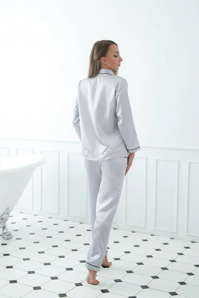 Moda Mujer Posando Pijama Plata —  Fotos de Stock