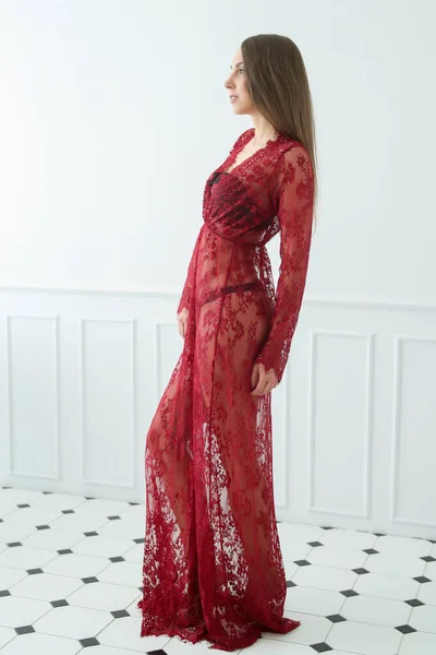 Mody Kobieta Stwarzających Czerwonej Sukience — Zdjęcie stockowe