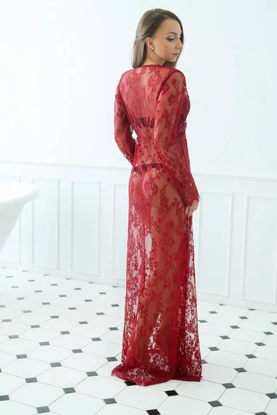 Mode Kvinna Poserar Röd Klänning — Stockfoto