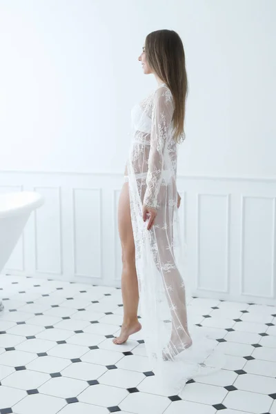 Moda Kobieta Pozowanie Białej Sukience — Zdjęcie stockowe