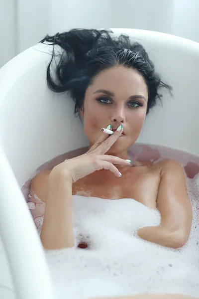 Cuarto Baño Preciosa Mujer Está Fumando Mientras Está Bañera —  Fotos de Stock