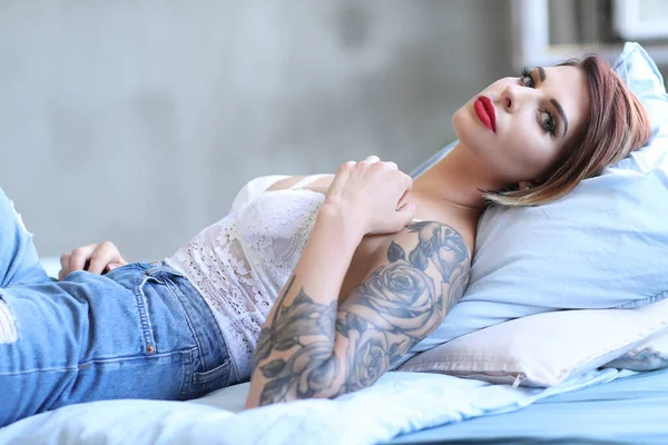 Hübsches Mädchen Posiert Auf Einem Bett — Stockfoto