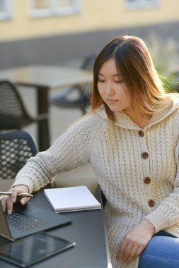 Gün boyunca kafede serbest çalışan.