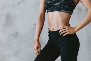 Spor, spor. Kaslı vücutlu bir kadın.
