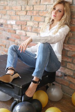 Balonlarla dolu odada güzel bir kadın