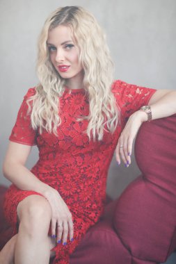 Kırmızı elbiseli güzel sarışın kadın.