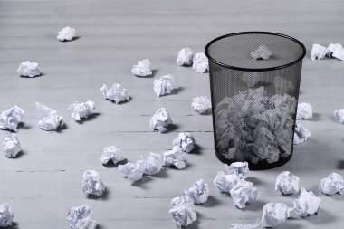 Kavram. Çöp tenekesinde buruşmuş kağıt