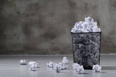 Kavram. Çöp tenekesinde buruşmuş kağıt