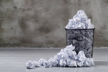 Kavram. Çöp tenekesinde buruşmuş kağıt