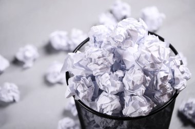 Kavram. Çöp tenekesinde buruşmuş kağıt