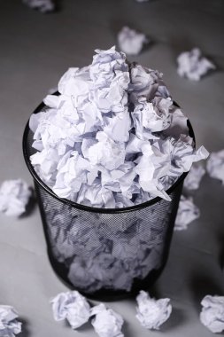 Kavram. Çöp tenekesinde buruşmuş kağıt