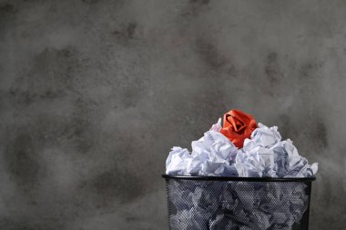 Kavram. Çöp tenekesinde buruşmuş kağıt