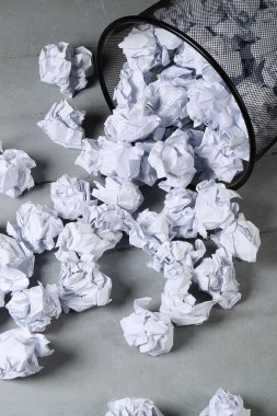 Kavram. Çöp tenekesinde buruşmuş kağıt