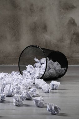 Kavram. Çöp tenekesinde buruşmuş kağıt