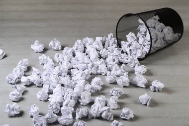 Kavram. Çöp tenekesinde buruşmuş kağıt