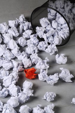 Kavram. Çöp tenekesinde buruşmuş kağıt