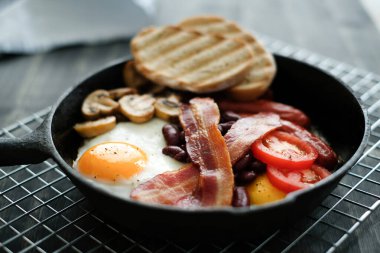 Yemek ve yemek. Masada kıskanç bir kahvaltı.