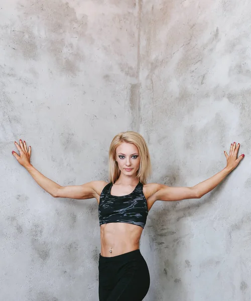 Gym Och Sport Kvinna Med Muskulös Kropp — Stockfoto