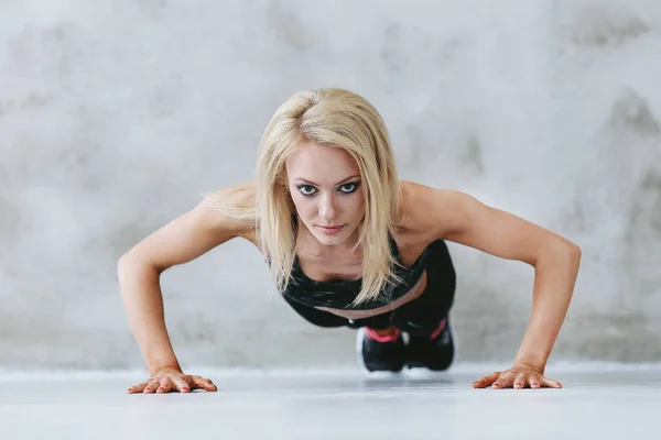 Spor Spor Kaslı Vücutlu Bir Kadın — Stok fotoğraf