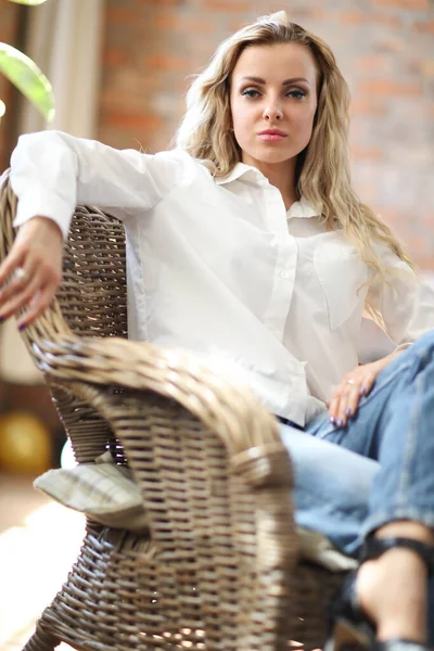 Mooie Vrouw Wit Shirt Zittend Stoel — Stockfoto