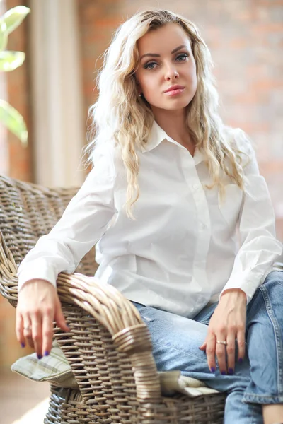 Hermosa Mujer Camisa Blanca Sentada Silla — Foto de Stock