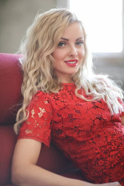 Schöne Blonde Frau Roten Kleid — Stockfoto