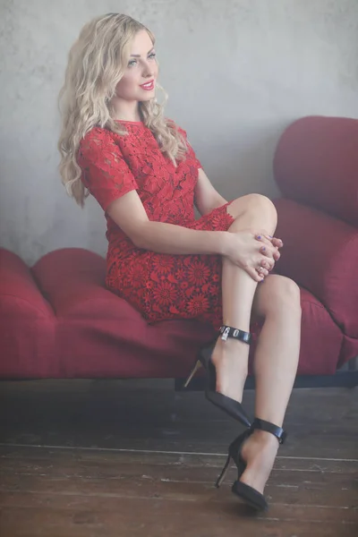Vacker Blond Kvinna Röd Klänning — Stockfoto