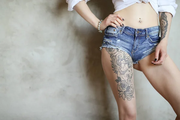 Mujer Con Tatuaje Una Pierna — Foto de Stock