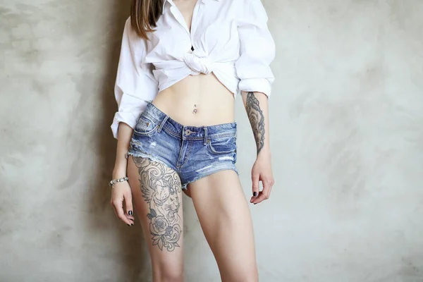 Žena Tetováním Noze — Stock fotografie