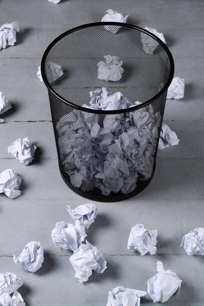 Kavram Çöp Tenekesinde Buruşmuş Kağıt — Stok fotoğraf