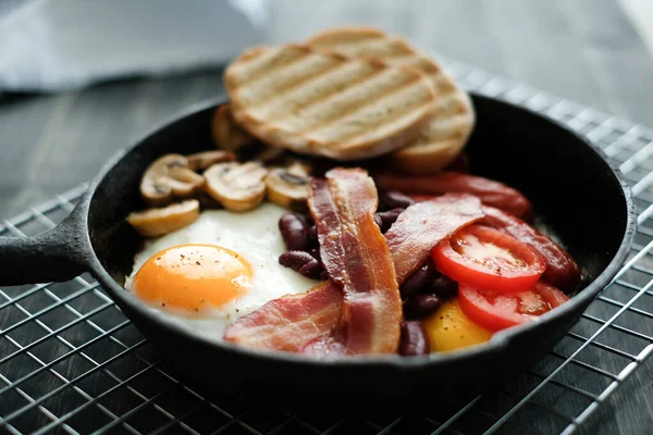 Yemek ve yemek. Masada kıskanç bir kahvaltı.