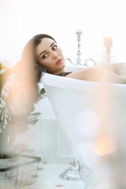 Siyah elbiseli kadın banyo yapıyor.