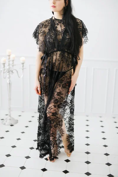 Tuvalette. Siyahlı, şeffaf elbiseli güzel kadın.