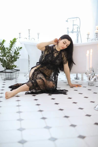 浴室だ 黒で美しい女性 透明ドレス — ストック写真