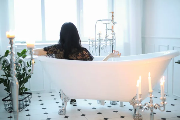 여자가 목욕을 — 스톡 사진