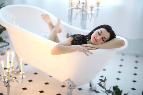 여자가 목욕을 — 스톡 사진