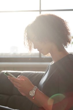 Ofis, yaşam tarzı. Afrikalı-Amerikalı saç modeli olan kadın