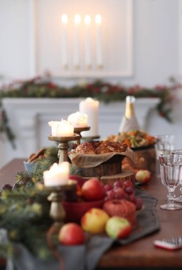 Noel yemeği. Masada yemek var.