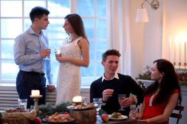 Kutlama. Noel yemeğindeki insanlar.