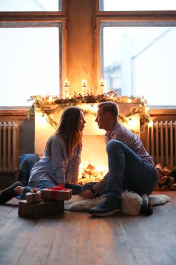 Akşam şöminenin yanında güzel bir çift.