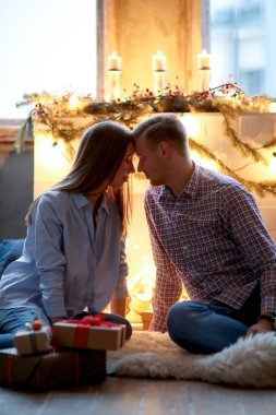 Akşam şöminenin yanında güzel bir çift.