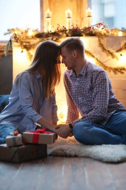 Akşam şöminenin yanında güzel bir çift.