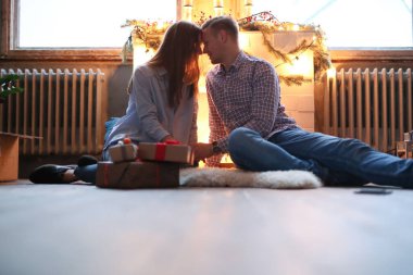 Akşam şöminenin yanında güzel bir çift.