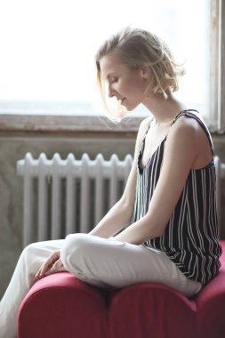 Kırmızı bir kanepede güzel bir kadın