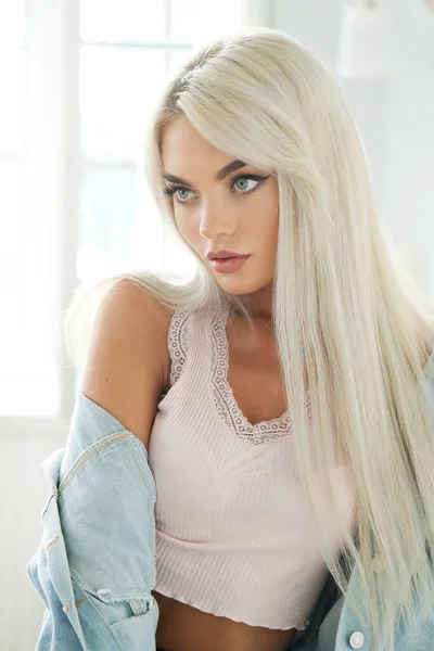 Fashion Blond Woman Close — Stockfoto